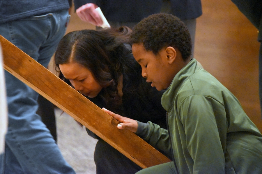 A woman and a child venerate the cross.