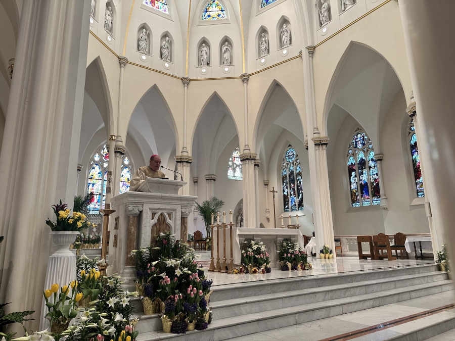 Wide view of Easter Mass